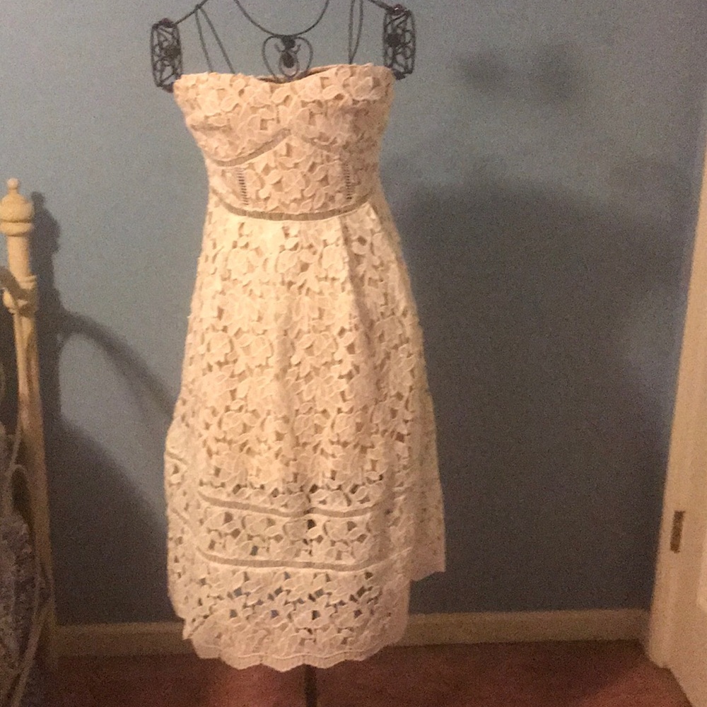 BEAUTIFUL LULUS STRAPLESS LACE MIDI PROM DRESS
